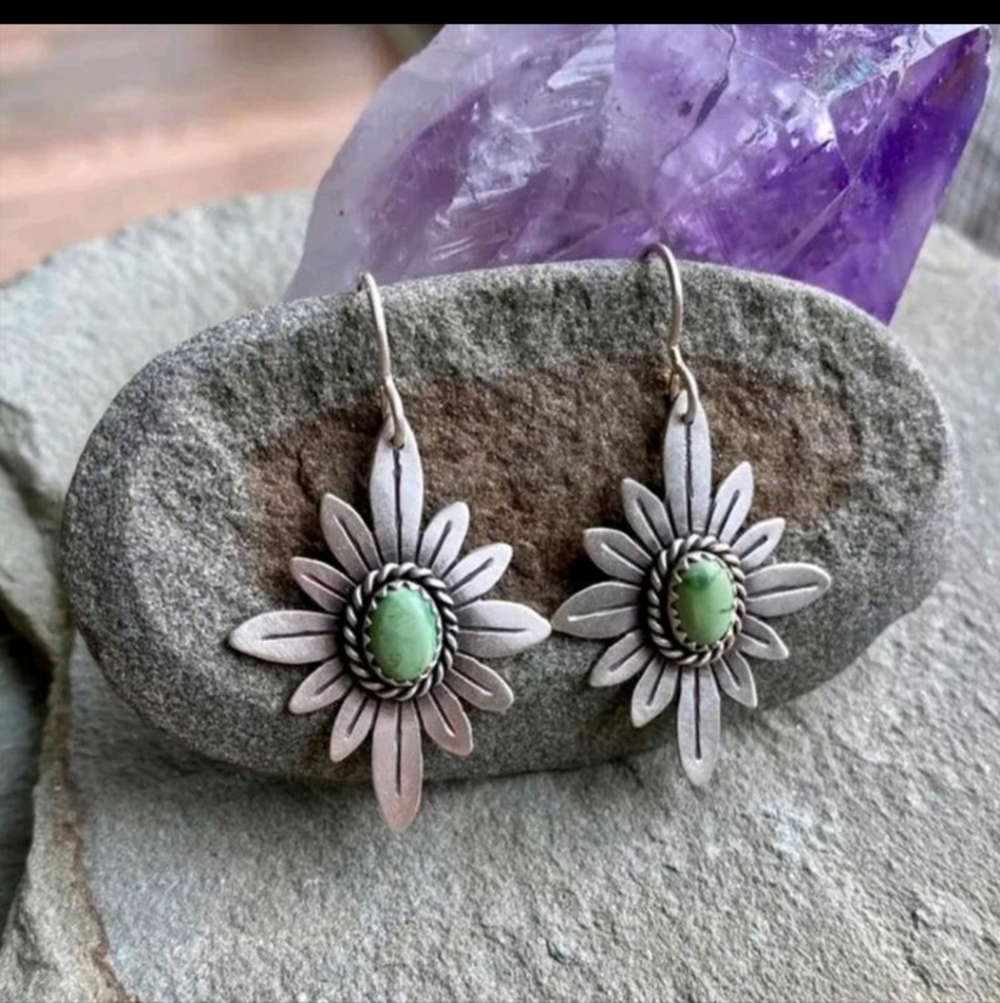 ✨3 FOR $28✨🆕️🤠 SILVER-TONE FLORAL & STONE EARRINGS🤠